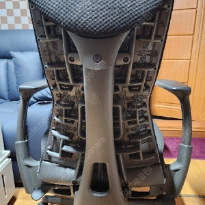 허먼밀러 엠바디 체어 판매합니다. 발란스 패브릭, 그래파이트 색상