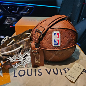 루이비통 버질아블로 NBA 한정판 농구공 메신저백 (새상품)