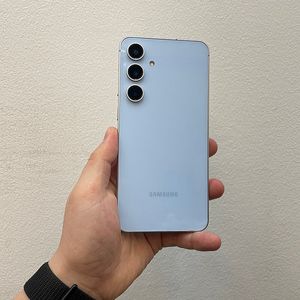 갤럭시S24FE 블루 256GB 무잔상 상태좋은 중고50만팝니다