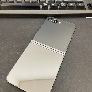 갤럭시Z플립5 블랙 256GB 무잔상 상태좋은 중고38만팝니다.
