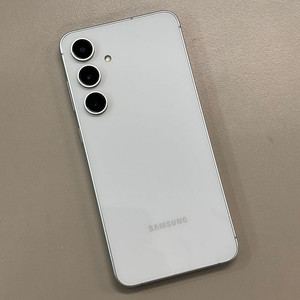 갤럭시S24FE 실버색상 256용량 25년1월개통 미파손 무잔상 상태좋은단말기 동일기종대비 저렴한폰 46만 판매합니다