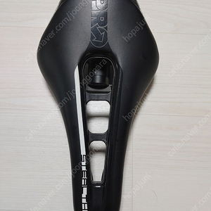 상태 양호한 시마노 스텔스 안장(142mm) + xlite후미등 일괄로 팝니다. (택포7.8만)