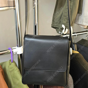 24/7 시리즈 ARCHI FLAP CROSSED BAG 판매해요.