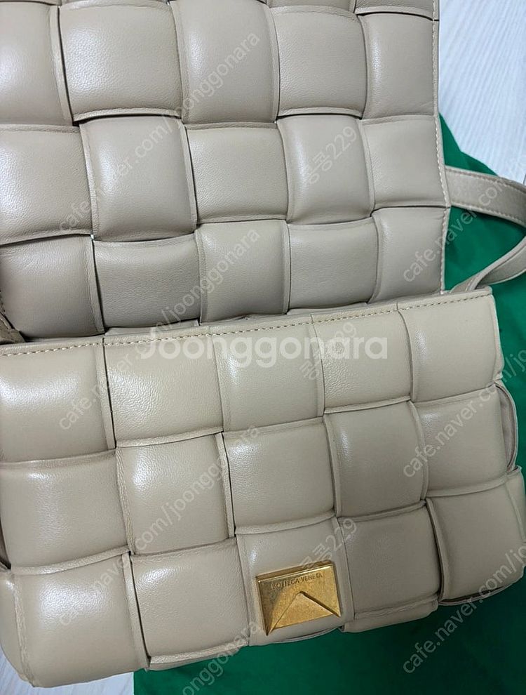 보테가베네타 패딩 카세트 버터색상--1