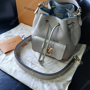 루이비통 락미버킷백 M57688 - 22년