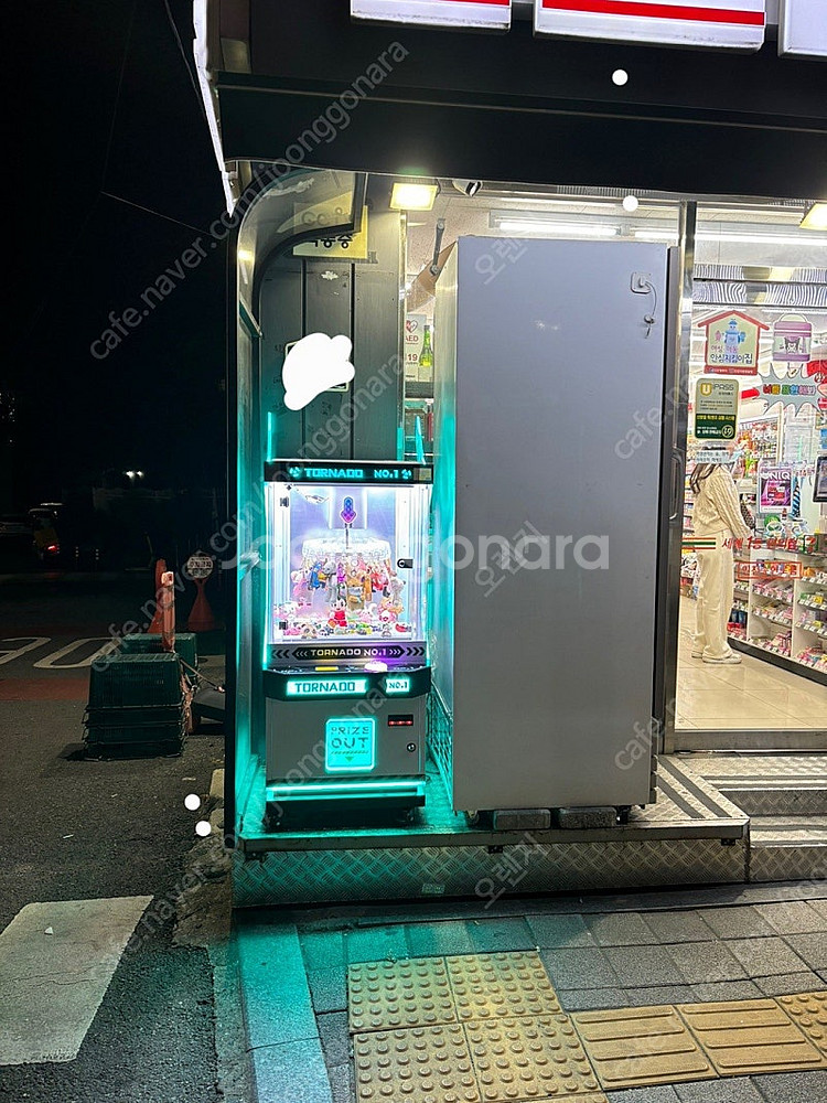 인형뽑기 기계팝니다(토네이도2대)대당금액--0
