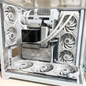 9800x3d 리안리 화이트 반본체
