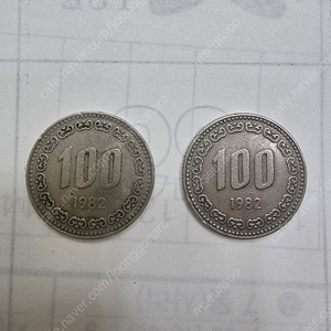 1982년산100원동전2개