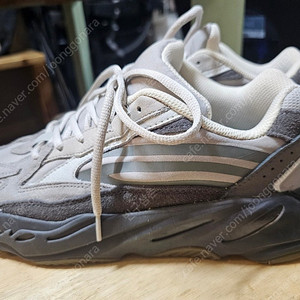 아디다스 이지부스트 700 V2 테프라