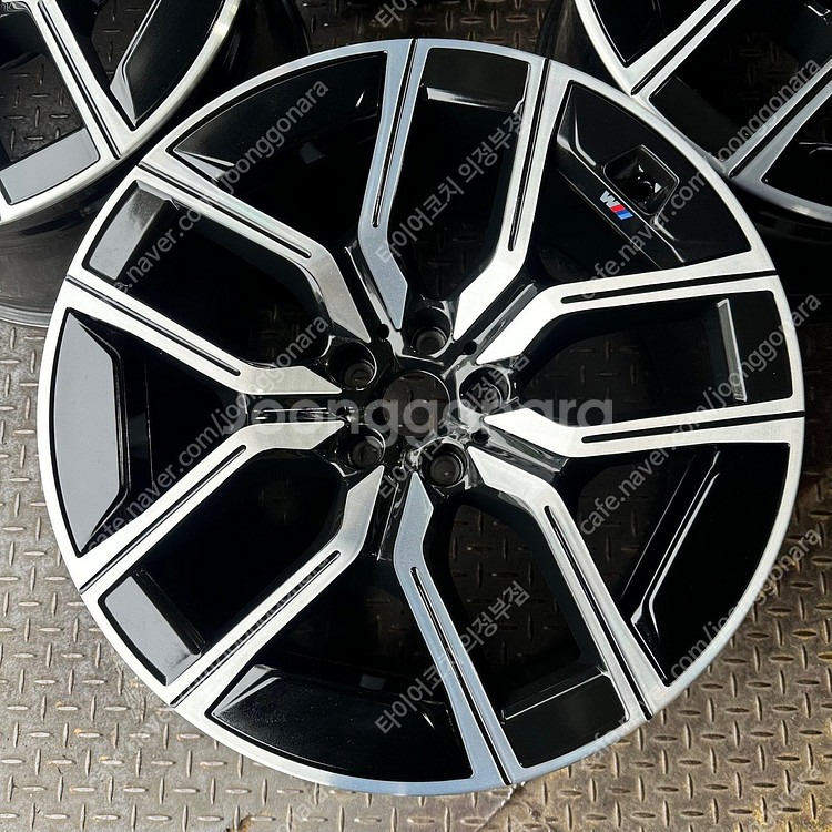 20인치 BMW G70 I7 907M 블랙폴리쉬 순정휠...--4