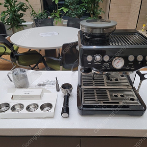 가정용 반자동 커피머신 브레빌 870 BES870 블랙색상