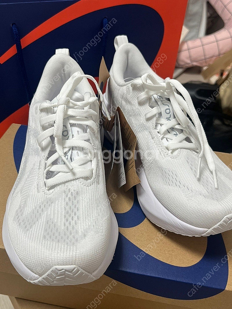 아식스 노바블라스트5 240화이트 > 235로교환하실분...--0