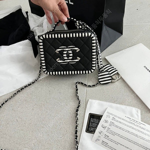 샤넬 코스메틱백 탑핸들 시즌백