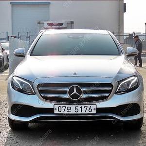 벤츠 e220d 중고 E클래스 은색 2018년식 E220d 4MATIC 아방가르드 수원중고차