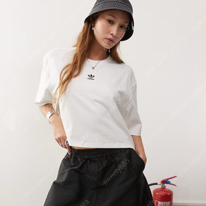 아디다스 에센셜 크롭 티셔츠 JJ3385 팔아요.^^