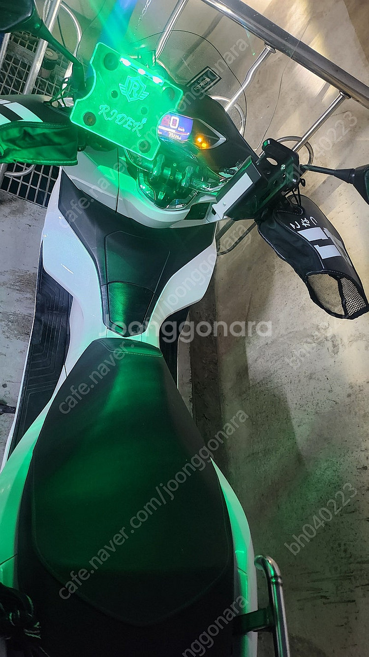 23년식 pcx 125cc 흰색 병적관리해서 께진곳없고...--3