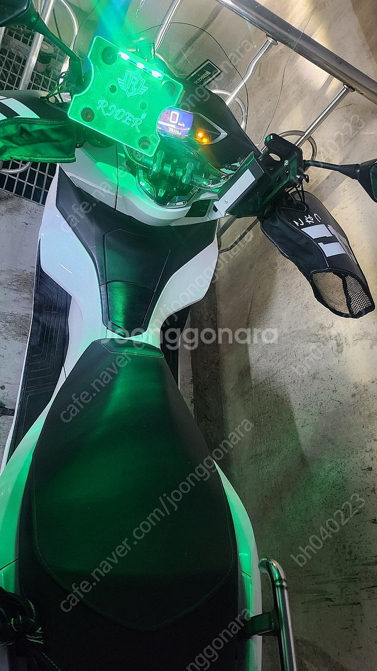 23년식 pcx 125cc 흰색 병적관리해서 께진곳없고...--4