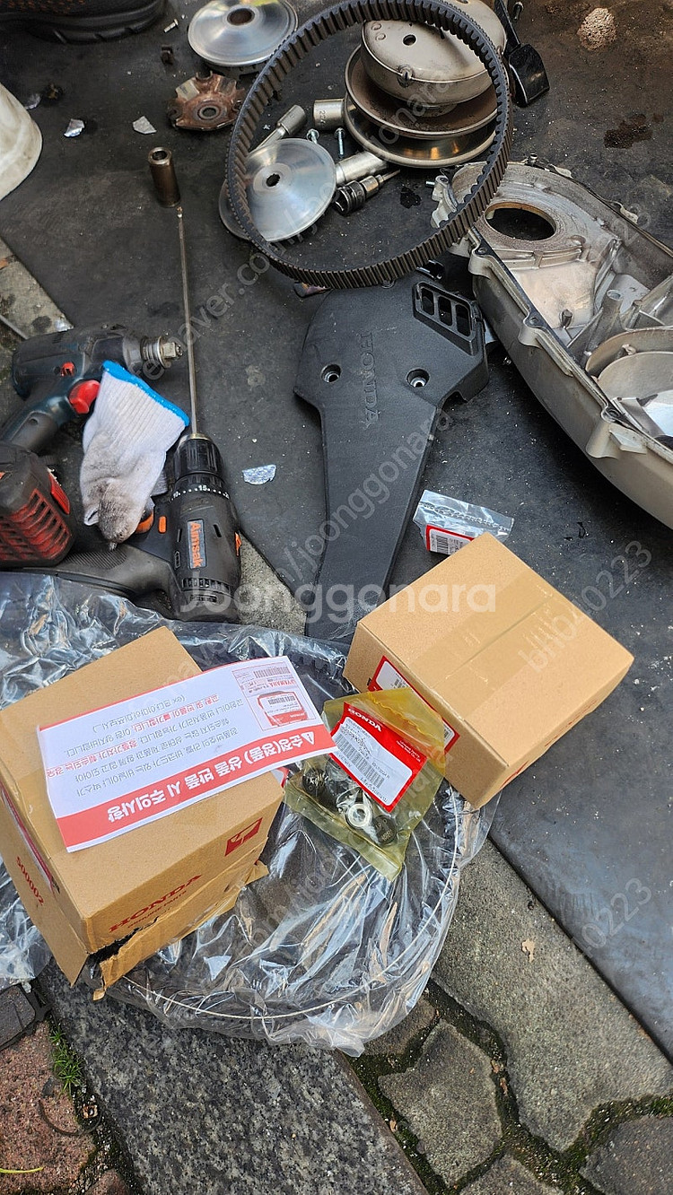 23년식 PCX 화이트 판매합니다 39606km 탔어요 상태는 사진 참고해주세요 부천대 뒤에 중동 오토바이에서 구동...--2