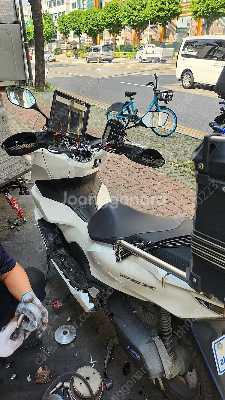 23년식 PCX 화이트 판매합니다 39606km 탔어요 상태는 사진 참고해주세요 부천대 뒤에 중동 오토바이에서 구동...--3