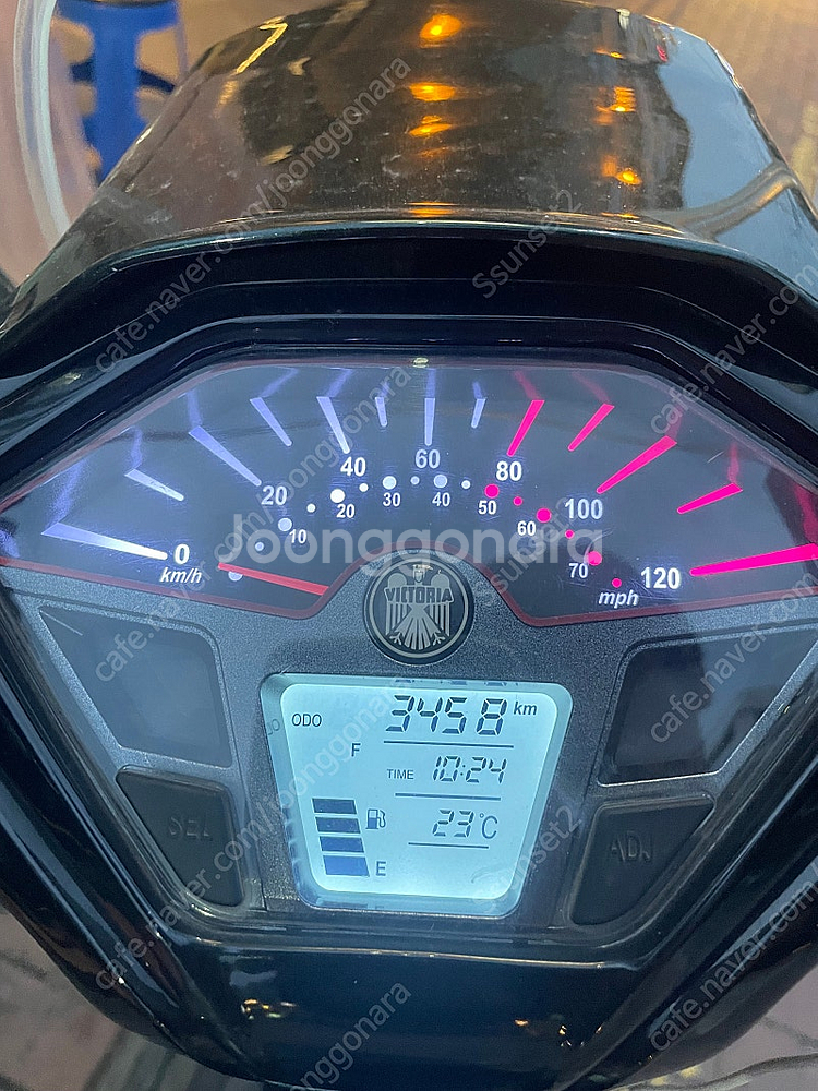 빅토리아 니키 125 그린컬러 22년식 팝니다--3