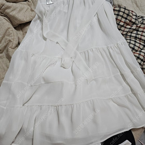 새것)화이트 여성스런 스커트 미디기장