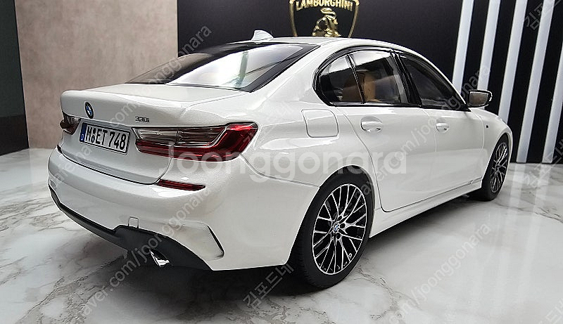 1:18 노레브 330i 펄화이트--5