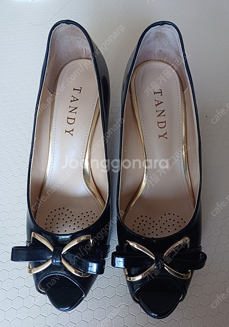 탠디 블랙 토오픈 에나멜 펌프스 (7cm) 245사이즈--0