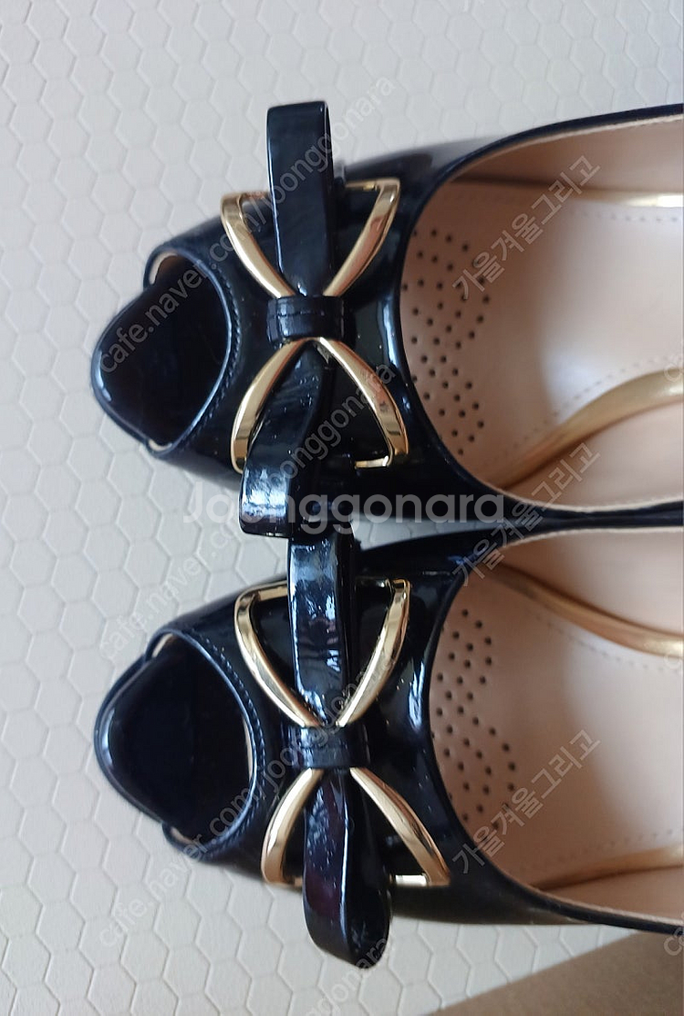 탠디 블랙 토오픈 에나멜 펌프스 (7cm) 245사이즈--1