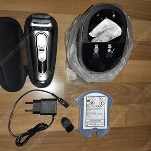 브라운 면도기 s9프로팝니다구입후날면도기사용으로얼마사용하지않아새상품급입니다본체기스없습니다세척기는최신형미사용새제풍입니다