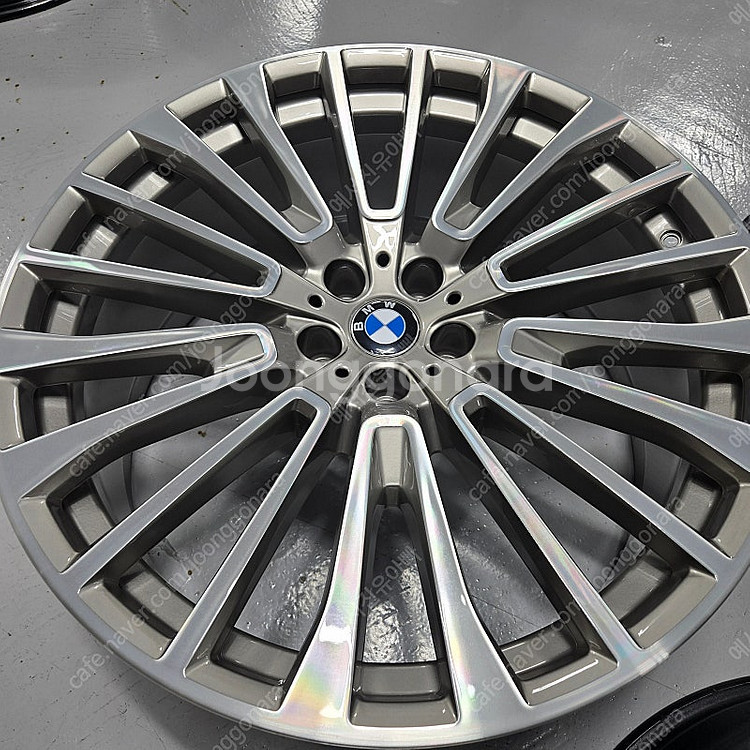 bmw x7 22인치휠 1개 뒷바퀴 새상품급 팝니다.--1