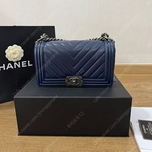 샤넬 쉐브론 보이백 미듐 은장 네이비