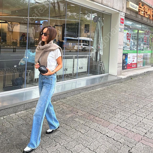 식스앤어하프 MID RISE WIDE STRAIGHT - WORN BLUE 미드라이즈와이드스트레이트 원블루 m사이즈(25-26)