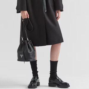 프라다 가죽 버킷백 복조리백