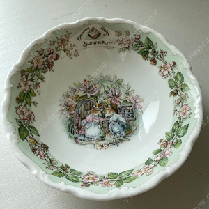 로얄덜튼 브램블리헷지 볼(16cm) 여름, 겨울