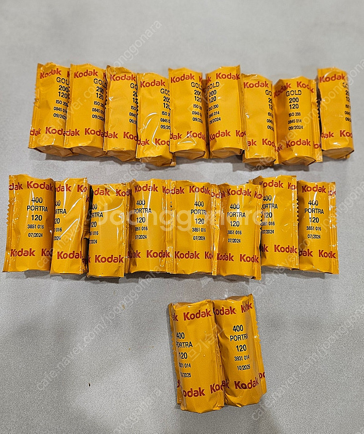 중형필름 팔아요(포트라400,골드200) (가격인하)--0