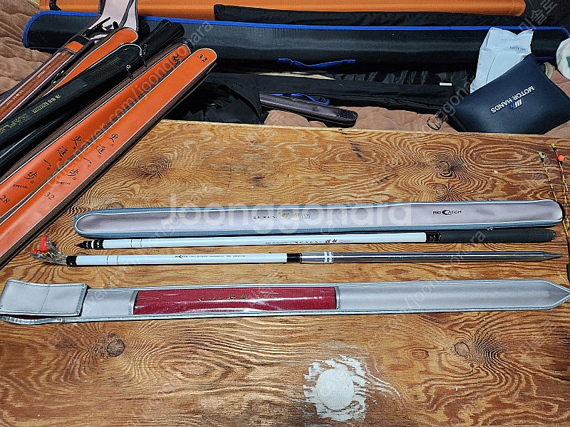 민물낚시대 및 받침대 팝니다.--8