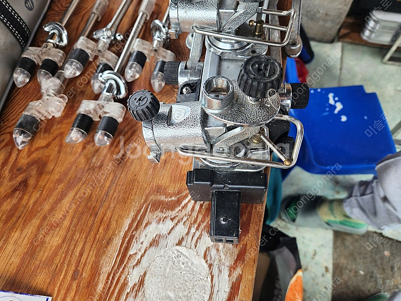 민물낚시대 및 받침대 팝니다.--9