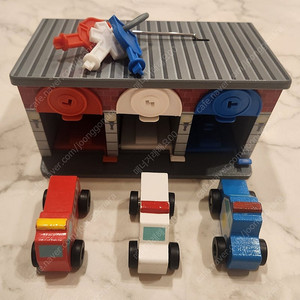 *새상품수준* 멜리사앤더그 Lock and Roll Rescue Garage: 나무 장난감 놀이 세트 이미지