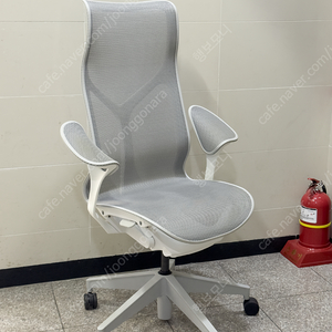 허먼밀러 코즘 체어 리프암 롱버전 판매합니다.