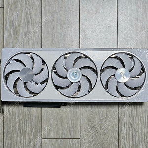 기가바이트 RTX 5070 AERO 판매합니다.