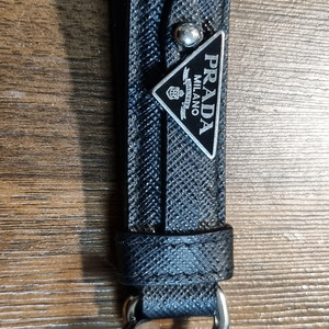 프라다 사피아노 삼각로고 키링