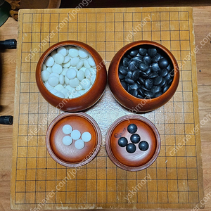 아가지스 원목7호 바둑판 + 옥 바둑알 팝니다.