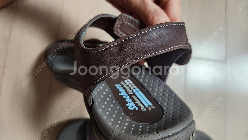 스케쳐스 여성 가죽 샌들 220 거의새거--5