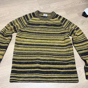 아크네 스프라이트 니트 M 사이즈 판매합니다.