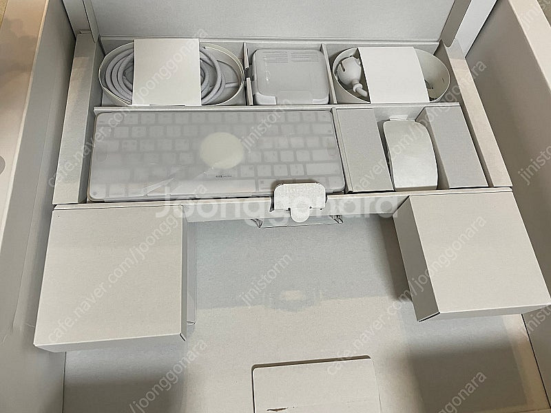 아이맥 M3 기본사양 실버 팝니다.--2