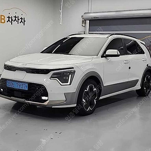 기아 니로 중고 니로 디 올 뉴 니로 중고차 흰색 2023년식 26,195km 어스 중고차가성비