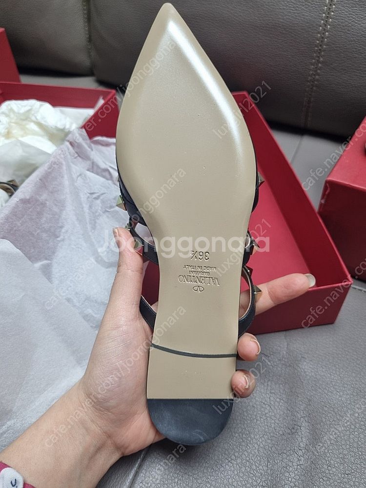 새상품 정품 발렌티노 락스터드 물 샌들 36.5--3