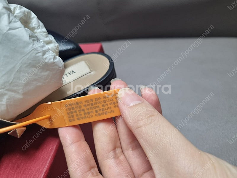 새상품 정품 발렌티노 락스터드 물 샌들 36.5--5