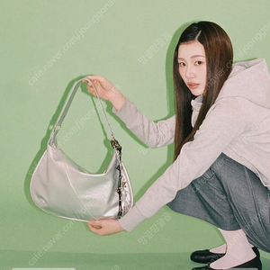 [새상품] 여밈가방 하프문백 유정 가방 실버 half moon bag