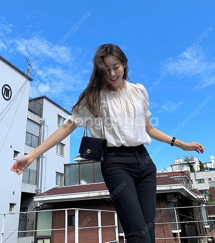 스키니피그 love love 화이트 퍼프 블라우스🤍--0
